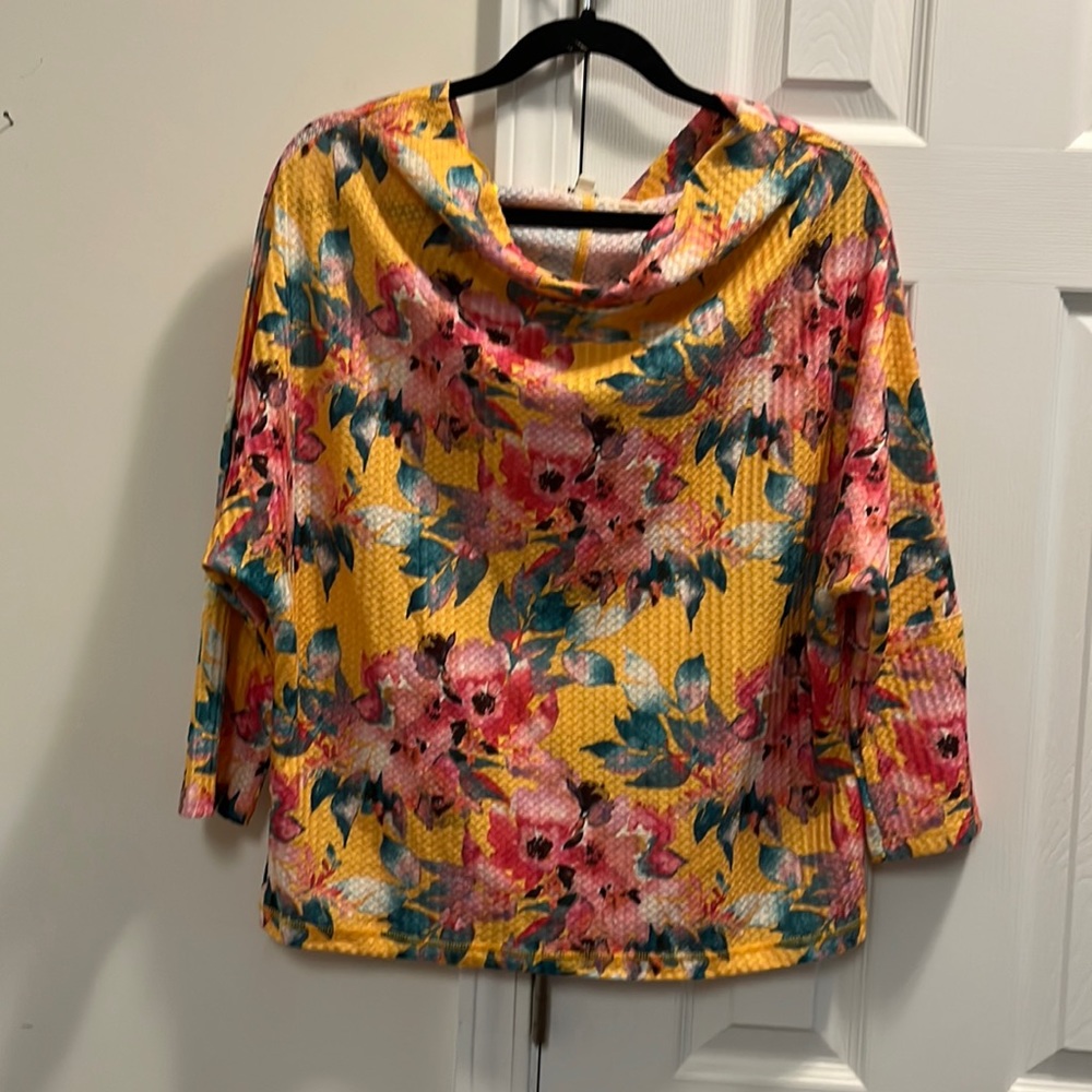 UMGEE LARGE SUPER CUTE TOP! Great colors!